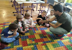 dzieci dotykają pytona