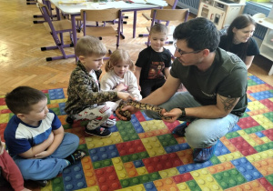 dzieci dotykają pytona