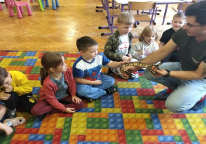 dzieci dotykają pytona