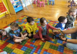 dzieci dotykają pytona