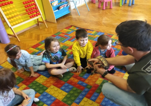 dzieci dotykają pytona