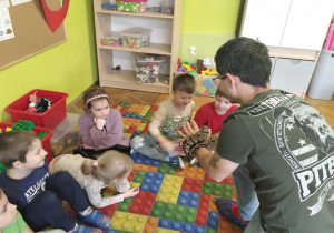 dzieci dotykają pytona