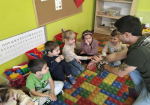 dzieci dotykają pytona