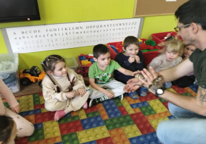 dzieci dotykają pytona