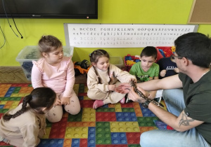 dzieci dotykają pytona