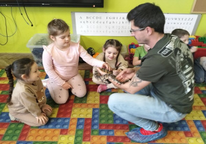 dzieci dotykają pytona