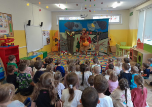 Dzieci oglądają przedstawienie