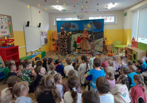 Dzieci oglądają przedstawienie