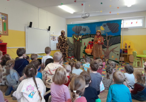 Dzieci oglądają przedstawienie