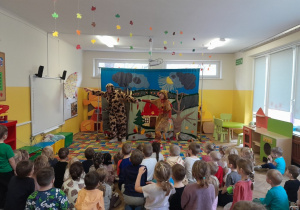 Dzieci oglądają przedstawienie