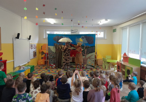 Dzieci oglądają przedstawienie