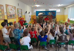 Dzieci oglądają przedstawienie