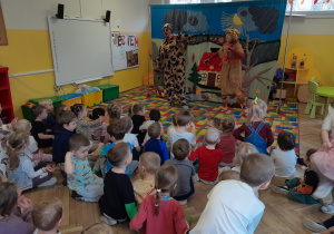 Dzieci oglądają przedstawienie