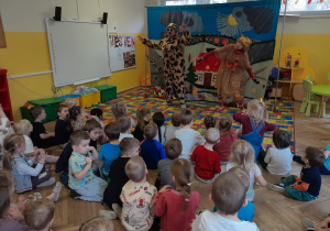 Dzieci oglądają przedstawienie