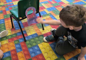 grupa Motylek poznaje cyfrę 2