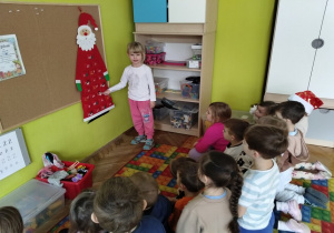 dziewczynka wskazuje cyfrę 1