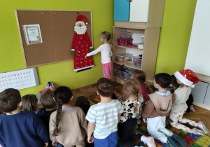 dziewczynka losuje zadanie