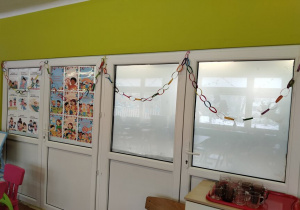 ozdobiona sala łańcuchem