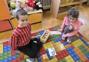 dzieci układają litery
