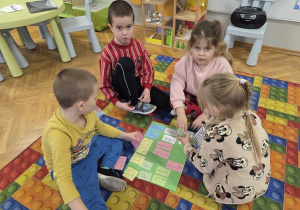 dzieci szukają takich samych liter