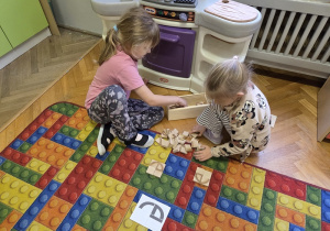 dzieci układają litery