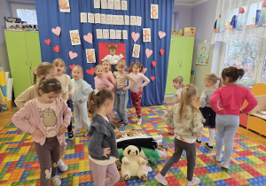 taneczne zabawy z misiem
