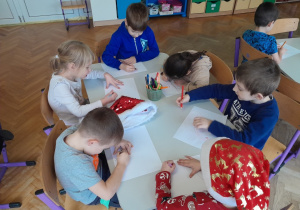 Dzieci tworzą urodzinowe laurki dla koleżanki