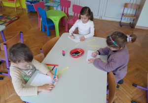 Dzieci tworzą zaproszenia na jasełka