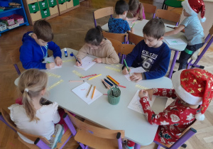 Dzieci tworzą zaproszenia na jasełka