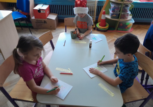 Dzieci tworzą zaproszenia na jasełka