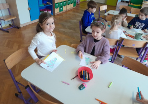 Dzieci tworzą zaproszenia na jasełka