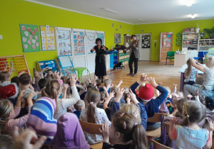 Dzieci poznają nowy instrument - skrzypce