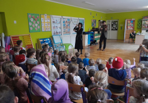 Dzieci poznają nowy instrument - skrzypce