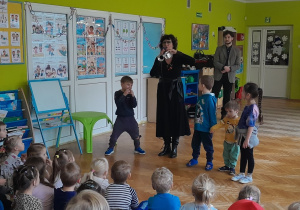 Dzieci poznają nowy instrument - skrzypce