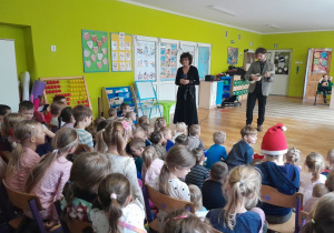 Dzieci poznają nowy instrument - skrzypce