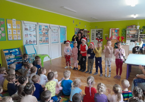 Dzieci poznają nowy instrument - skrzypce