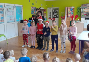 Dzieci poznają nowy instrument - skrzypce