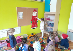 Dziewczynka otwiera okienko kalendarza adwentowego