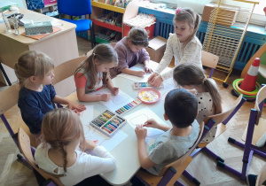 Dzieci dekorują świąteczne skarpety