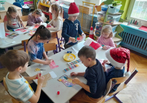 Dzieci dekorują świąteczne skarpety