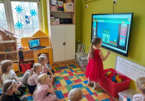 Dzieci wykonują zadanie na tablicy multimedialnej