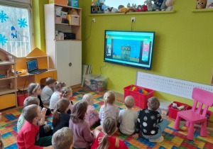 Dzieci wykonują zadanie na tablicy multimedialnej