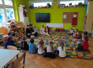 Spotkanie czytelnicze z mamą Julii W. w ramach akcji "Cała Polska Czyta Dzieciom"