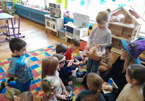 Dziewczynka rozdaje dzieciom upominki