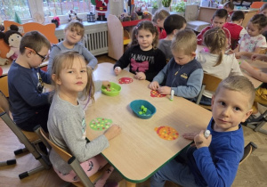 wykonanie bombki z papieru