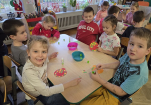 wykonanie bombki z papieru