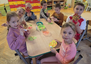 wykonanie bombki z papieru