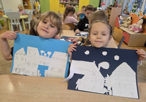 dzieci prezentują powstałe prace