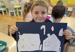 dzieci prezentują powstałe prace