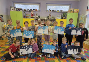 dzieci prezentują powstałe prace